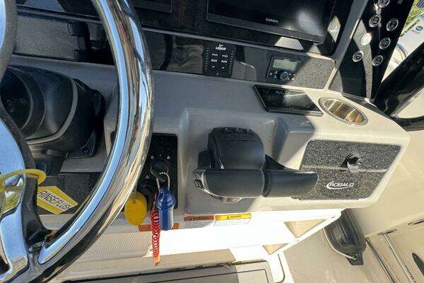2023 Robalo 27