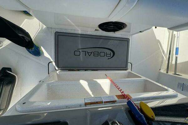 2023 Robalo 27