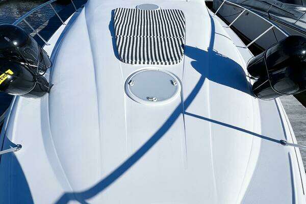 Larson 370 Cabrio Yacht For Sale