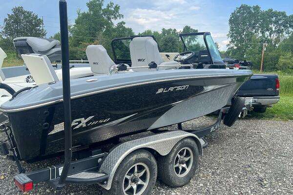 Photo of the 2018 Larson FX 1850 DC