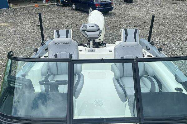 Photo of the 2018 Larson FX 1850 DC