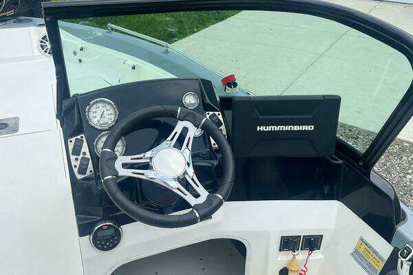 Photo of the 2018 Larson FX 1850 DC