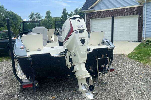 Photo of the 2018 Larson FX 1850 DC