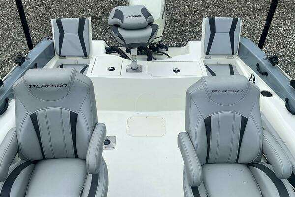 Photo of the 2018 Larson FX 1850 DC