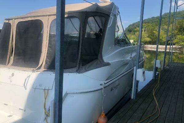 Photo of the 2001 Cruisers Yachts 3672 Express