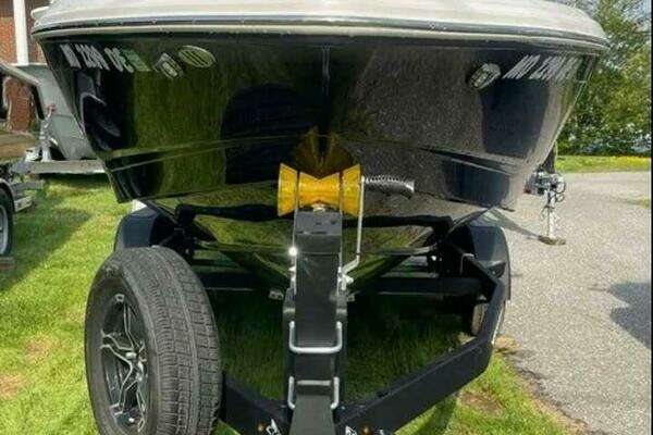 Photo of the 2022 Chaparral 23 SURF