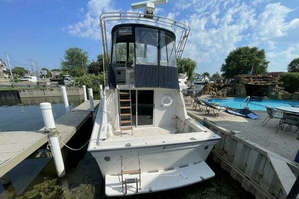 Photo of the 1989 Silverton 37 Convertible "NO NAME"