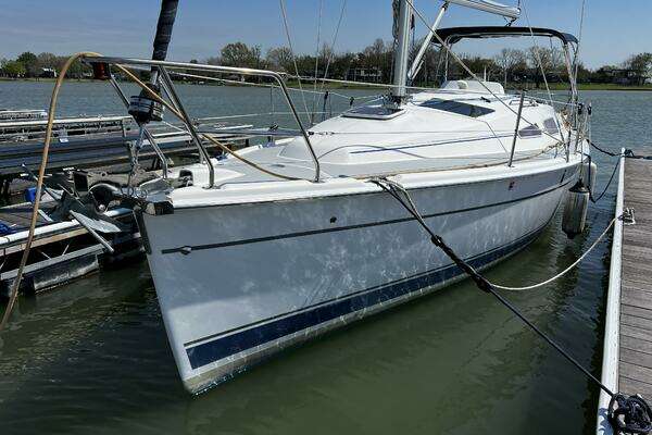 Photo of the 2004 Hunter 33