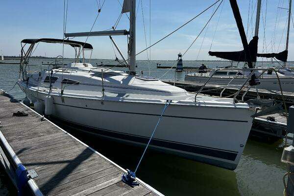 Photo of the 2004 Hunter 33