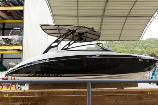 2016 Yamaha Boats 242 Limited S E-Series