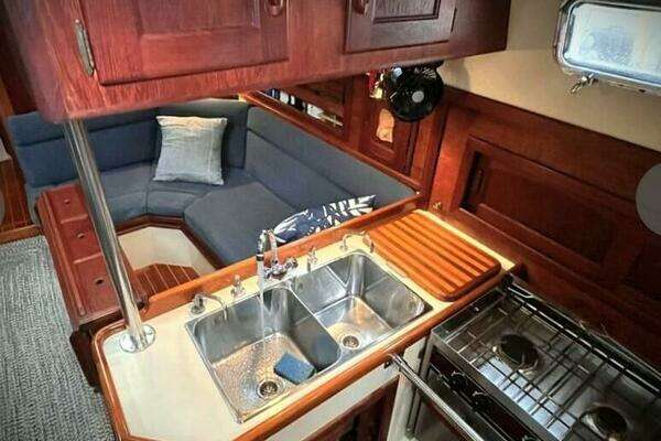 Photo of the 1995 Pacific Seacraft 37