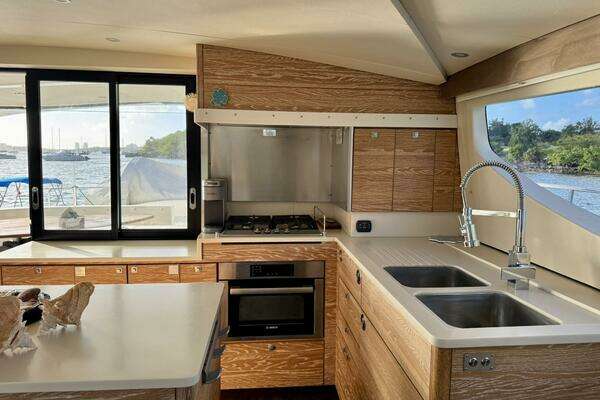 Xquisite Yachts X5 Yacht For Sale