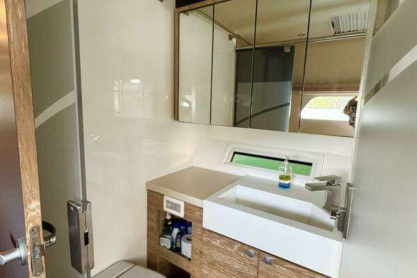 Xquisite Yachts X5 Yacht For Sale