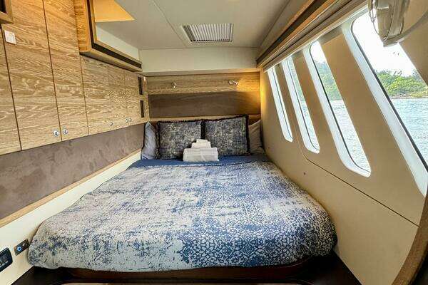 Xquisite Yachts X5 Yacht For Sale