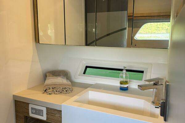 Xquisite Yachts X5 Yacht For Sale