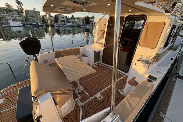 Ranger Tugs R-31 CB Yacht For Sale