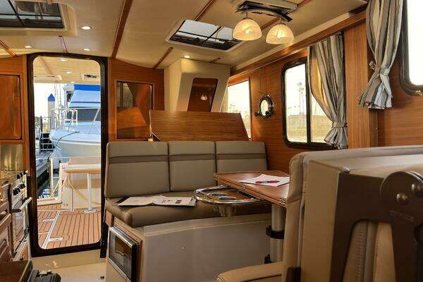 Ranger Tugs R-31 CB Yacht For Sale