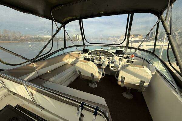 Photo of the 1998 Bayliner 4087 "Important Business"
