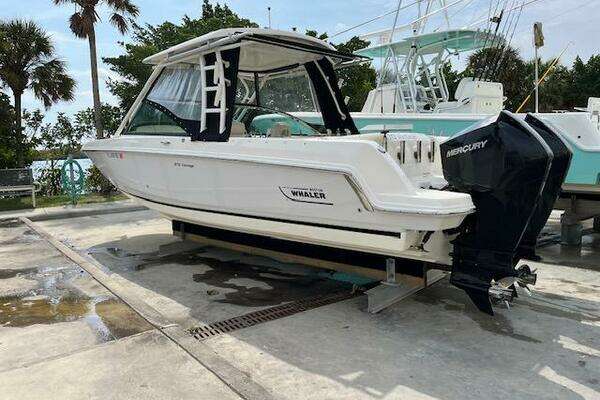 Photo of the 2018 Boston Whaler 270 Vantage