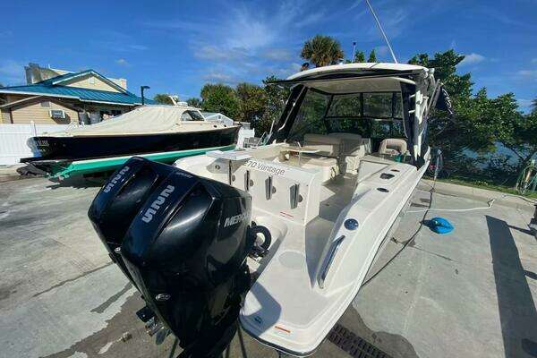 Photo of the 2018 Boston Whaler 270 Vantage