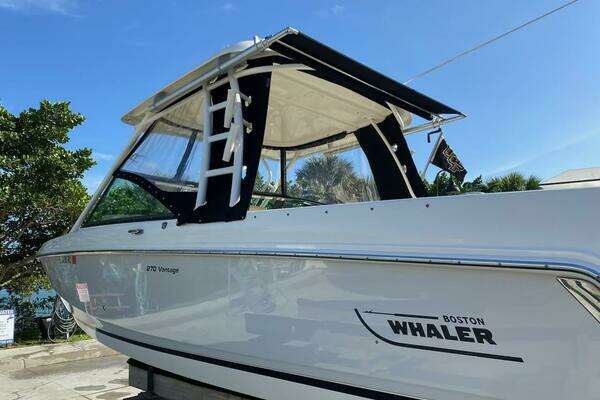 Photo of the 2018 Boston Whaler 270 Vantage