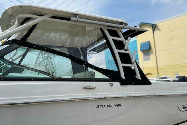 Photo of the 2018 Boston Whaler 270 Vantage