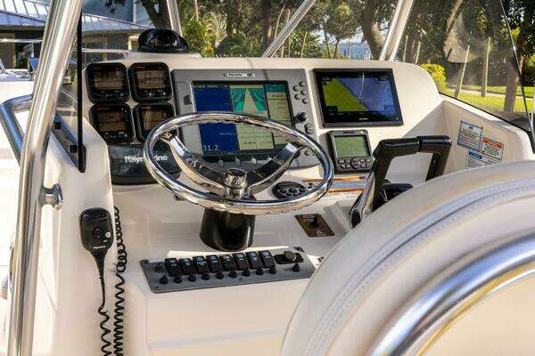 Photo of the 2007 Pursuit C280