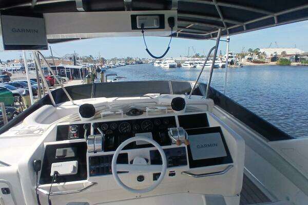 Photo of the 1997 Sea Ray 550 Sedan Bridge