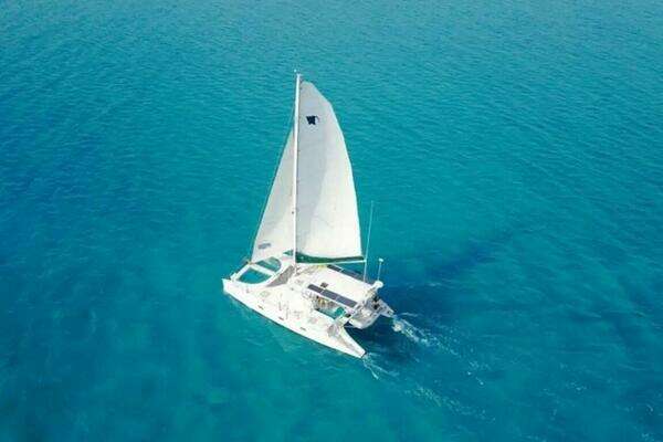 Photo of the 1999 Manta 42 "Sea Jazz"