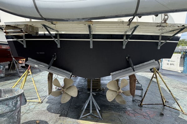 Escape 40ft Hatteras Yacht For Sale