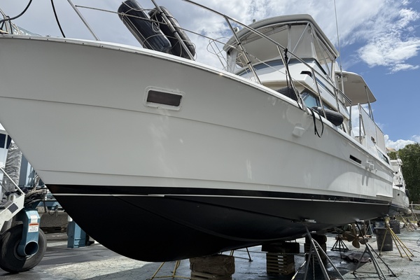Escape 40ft Hatteras Yacht For Sale