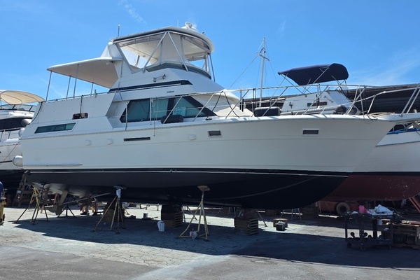 Escape 40ft Hatteras Yacht For Sale