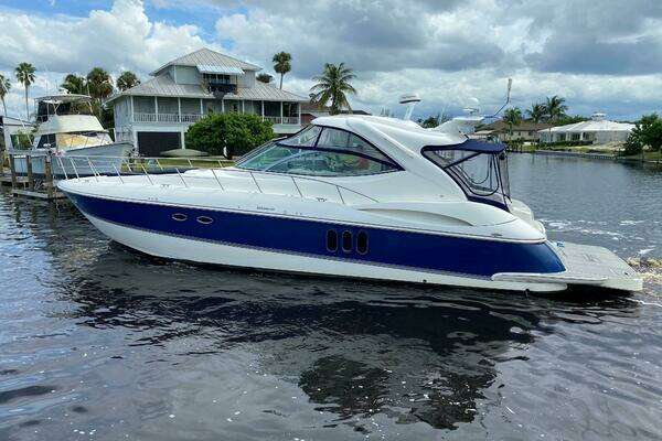 2006 Cruisers Yachts 52