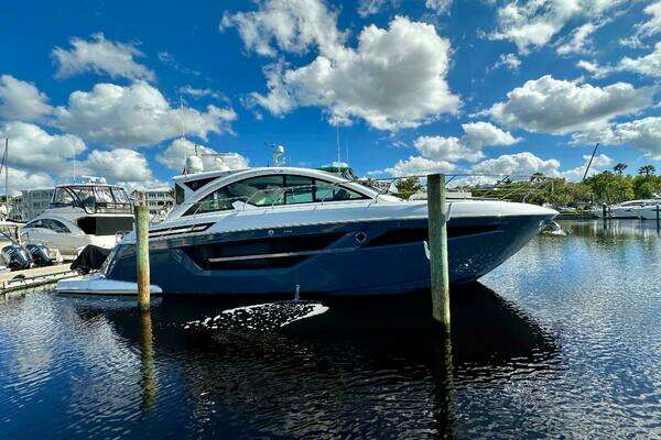 2020 Cruisers Yachts 50