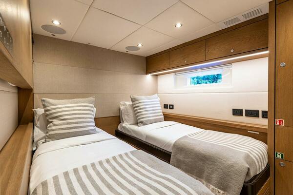CHAMPAGNE HIPPY 85ft Oyster Yachts Yacht For Sale