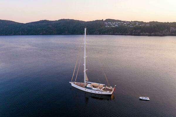 Photo of the 2014 Oyster Yachts Oyster 825 "CHAMPAGNE HIPPY"