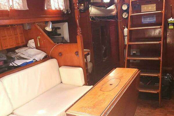 Photo of the 1982 Endeavour 43 CC "MANUIWA"