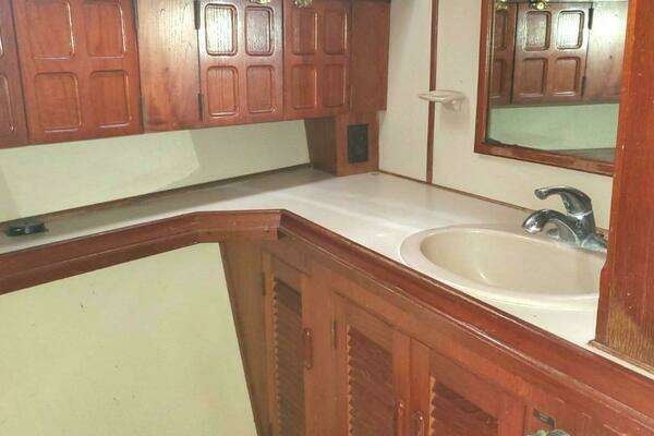 Photo of the 1982 Endeavour 43 CC "MANUIWA"