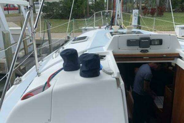 Photo of the 2001 Hunter 340 "Essayons"