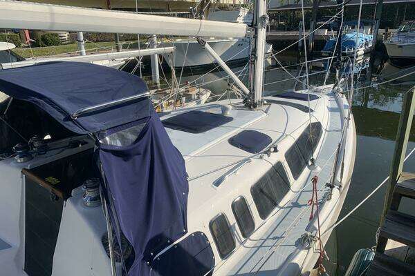 Photo of the 2001 Hunter 340 "Essayons"