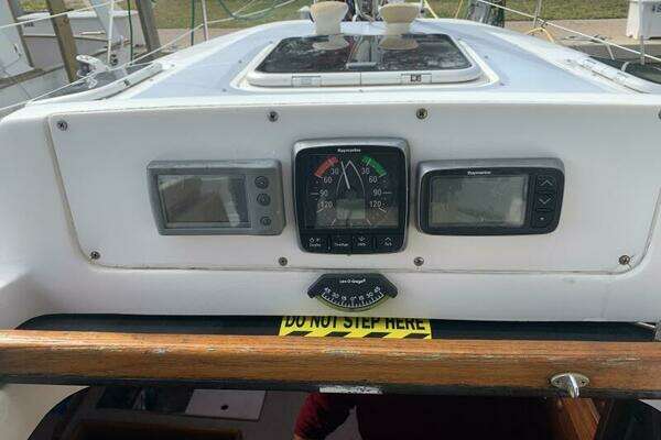 Photo of the 2001 Hunter 340 "Essayons"