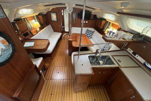 Photo of the 1998 Hunter 410 "Dream Catcher"