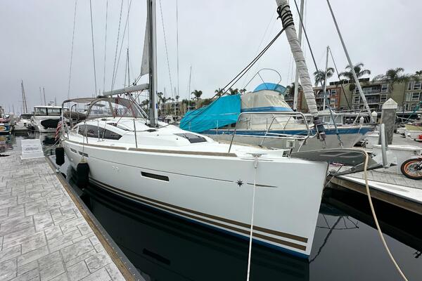 Into the mystic 41ft Jeanneau Yacht For Sale