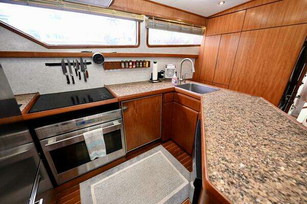 Captivator 84ft Palmer Johnson Yacht For Sale