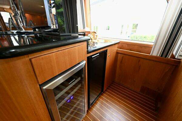 Captivator 84ft Palmer Johnson Yacht For Sale