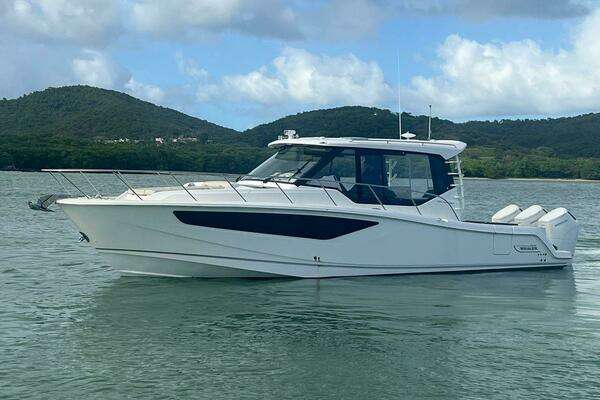 2022 Boston Whaler 40