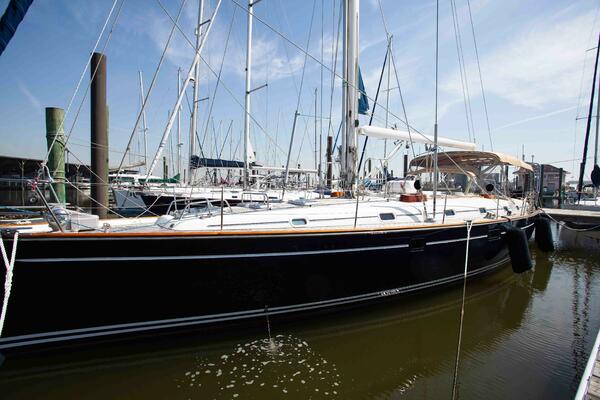 Dazzzlr 50ft Beneteau Yacht For Sale