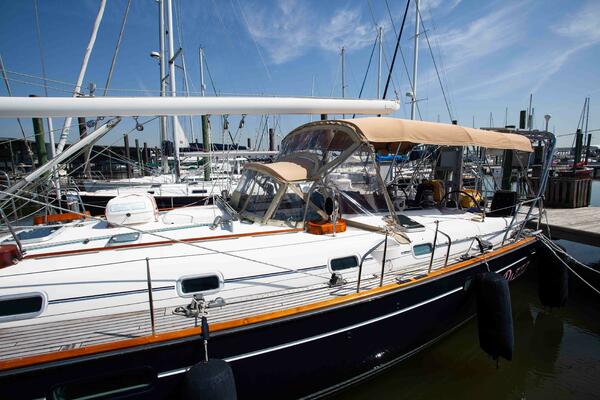 Dazzzlr 50ft Beneteau Yacht For Sale
