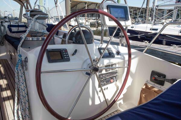 Dazzzlr 50ft Beneteau Yacht For Sale