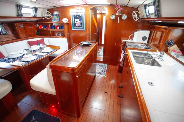 Dazzzlr 50ft Beneteau Yacht For Sale
